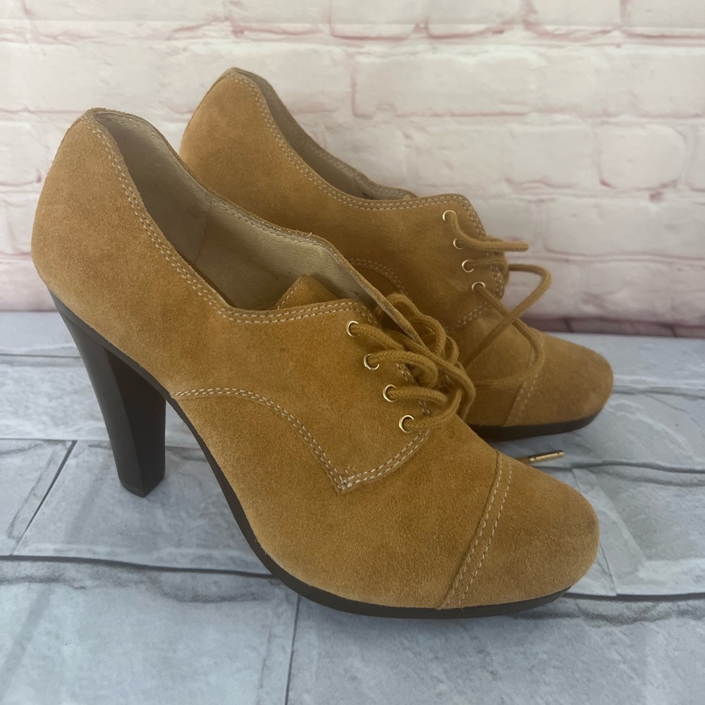Michael Michael Kors suede, leather camel Oxford heels size 10M